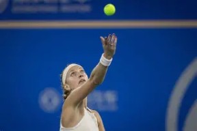 科维托娃意外战胜雄鹿，刷新纪录引爆全场！